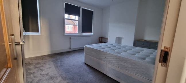 Spacious Large Double Room to Rent in Zone 2 Main Photo
