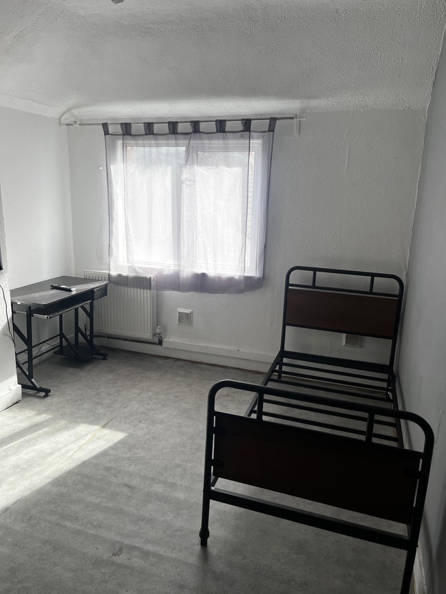 Bright Spacious double bedroom in prime location . Main Photo