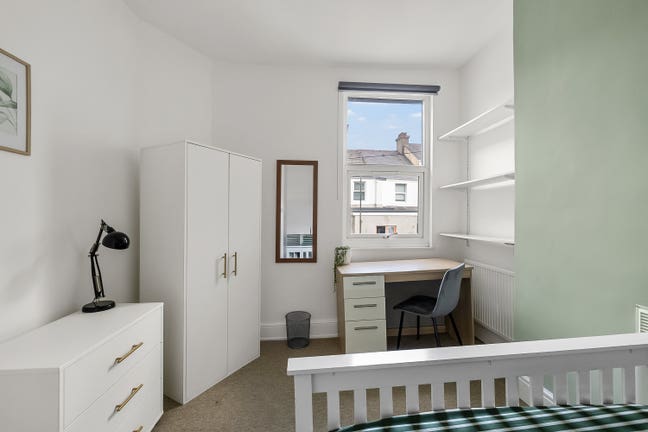 ✨Yards from Train Station - Newly decorated  Main Photo