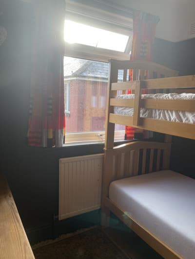 Single room in a family home Main Photo