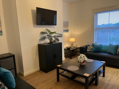 Available Modern Room in High Street Godalming Main Photo