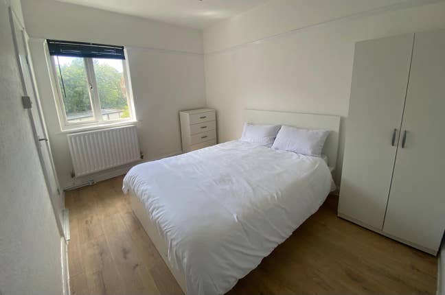 Large Ensuite with queen bed, private bathroom  Main Photo
