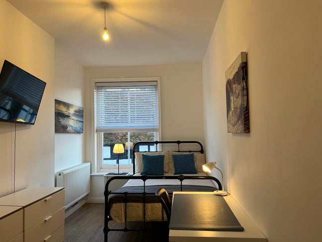 Large Modern Rooms in High Street Godalming Main Photo
