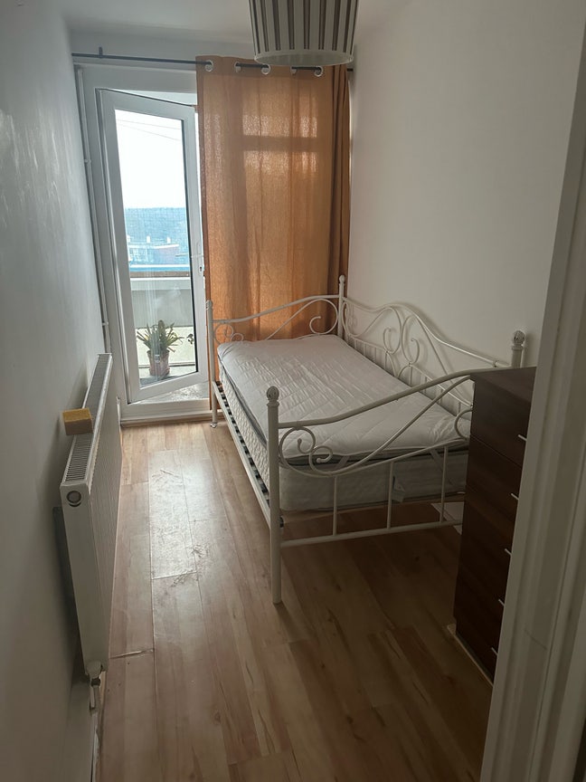 Single room with balcony  Main Photo