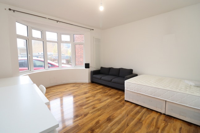 On the Road to Brixton! 3 Bathrooms + Garden! Main Photo