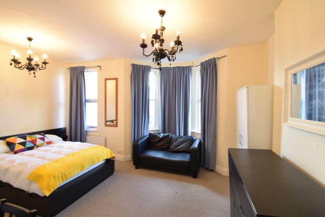 Move-In Ready Room with Fast Transport Links Main Photo