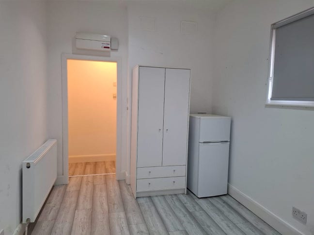 Single Studio Room with En Suite Main Photo
