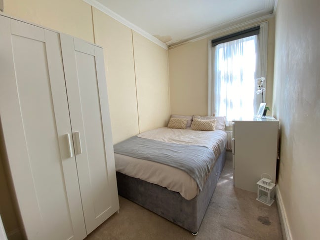 Bright Small Double Room in Friendly Shared House Main Photo