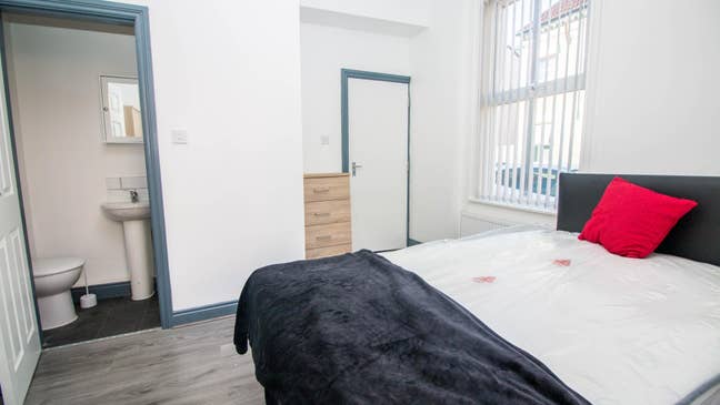 Last Double En Suite Room Available in L7  Main Photo
