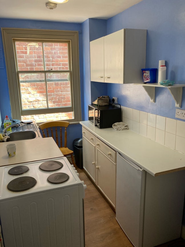 Spacious studio in heart of university area Main Photo