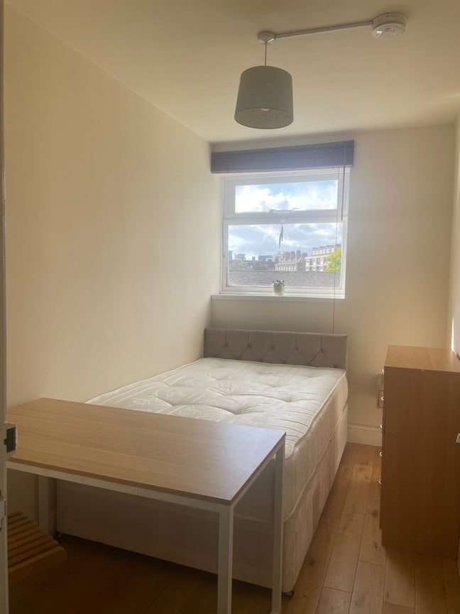 Room in great Kennignton location Main Photo