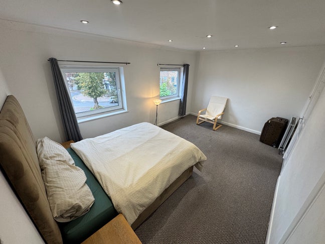 Prime Cobham location rooms to let Main Photo