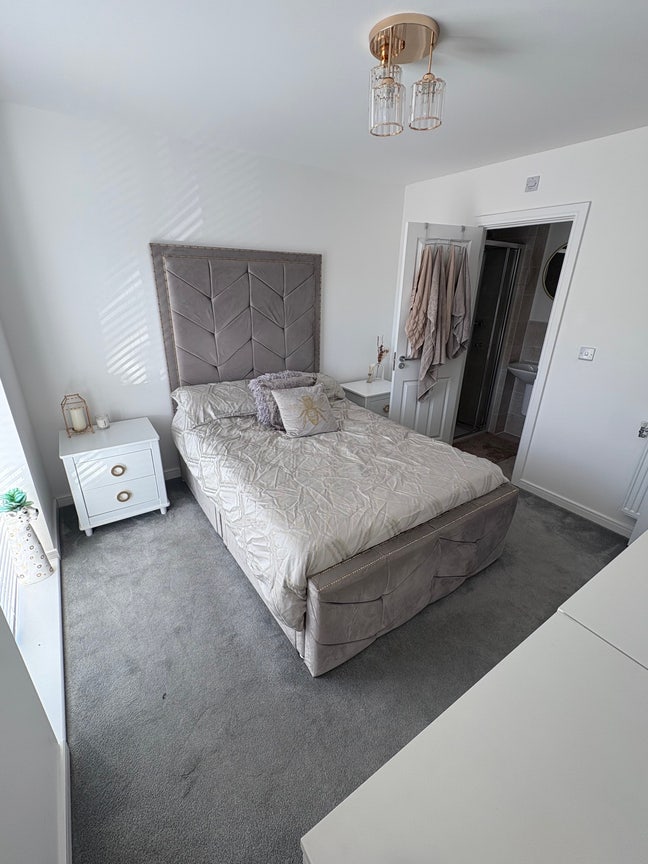 Modern En-Suite Furnished Bedroom at Lakeside Main Photo