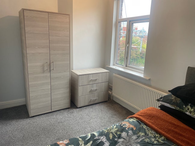  🦖 1 Sept - Double in quiet House Ashton  PR2  Main Photo