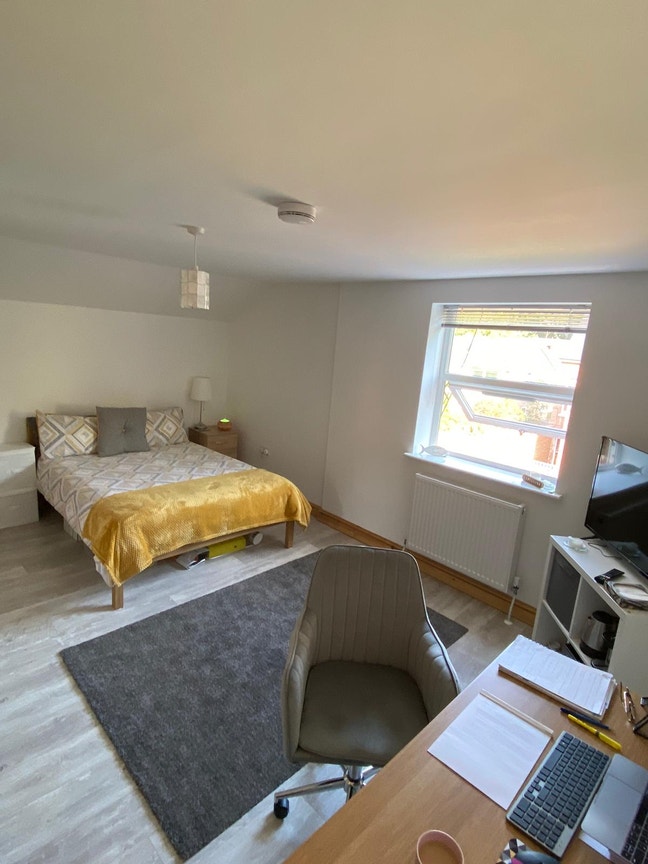 Large Double En-suite Room Near Trainstation  Main Photo