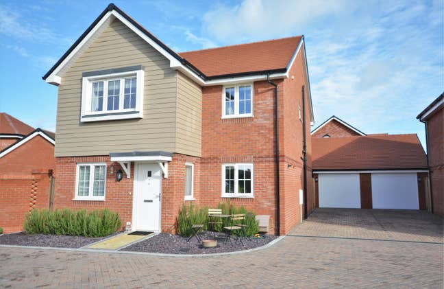 Comfortable double with own bathroom sitting room Main Photo