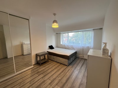 Spacious & Bright Double Room Available-East Acton Main Photo