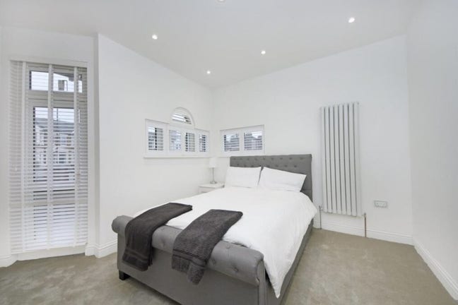 Modern 3 bed 2 bath moments from Acton town main  Main Photo