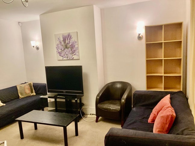 One double sized bedroom to let near QE or UoB Main Photo