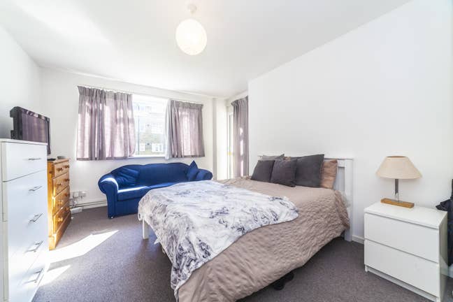 🔥Bright Double Room + Balcony | Couples Welcome🔥 Main Photo