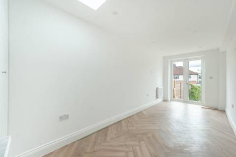 Studio with own shower & own kitchen near Edgeware Main Photo