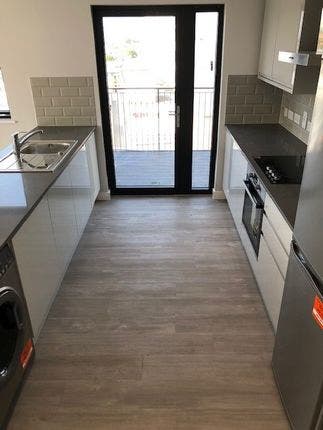 Modern 2 bedroom flat with balcony - Wembley Main Photo