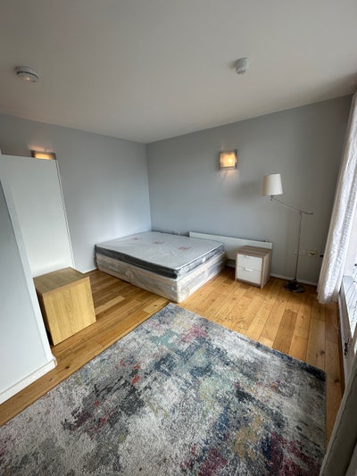Spacious Double Room With Balcony In E14 Blackwall Main Photo