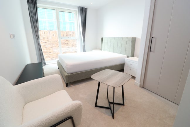 En-Suite & Swiming Pool - Call Me Now! Main Photo