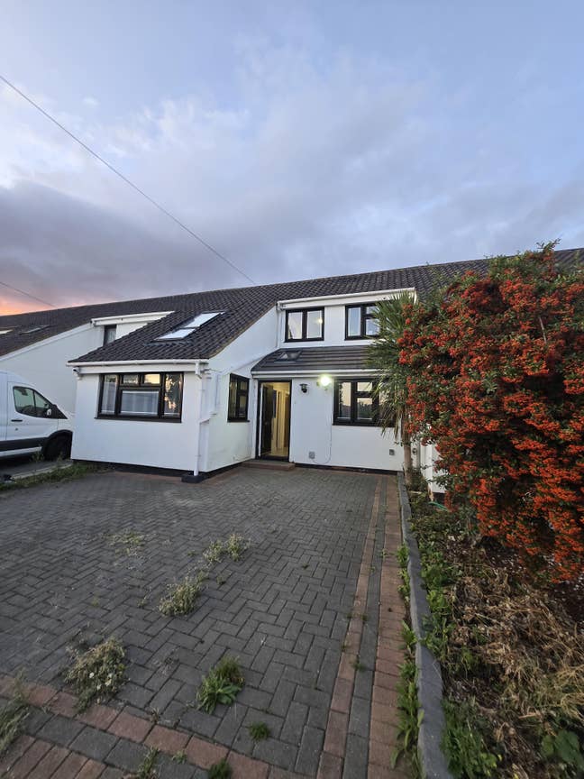 Single / Double Room Rental - IG5 Modern House  Main Photo
