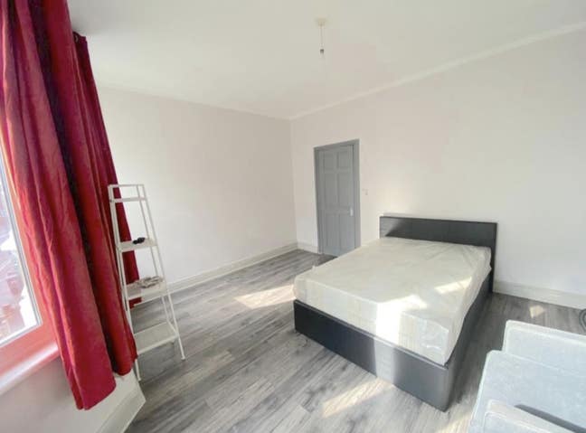 3 Astonishing Rooms | 2min to Store & 5min to St!  Main Photo