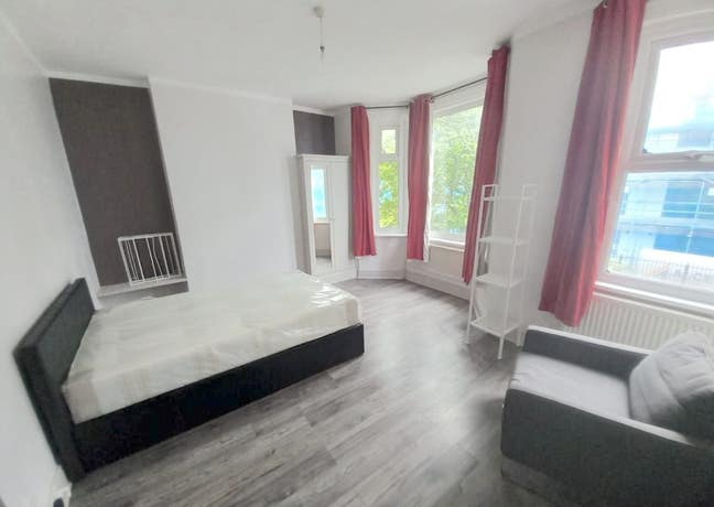 3 Astonishing Rooms | 2min to Store & 5min to St!  Main Photo