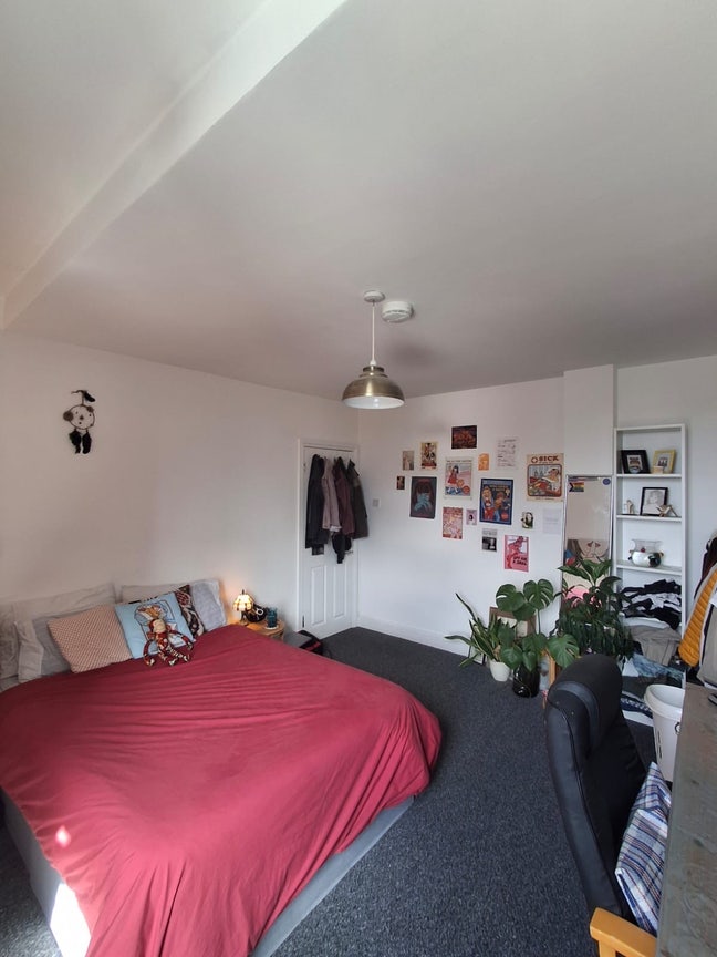 2 rooms available in 3 bed flat Main Photo