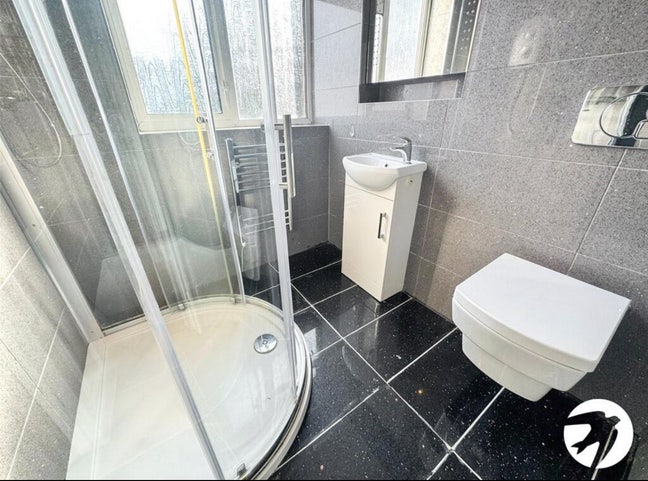 4 bedrooms - 2 small families or 1 large family Main Photo