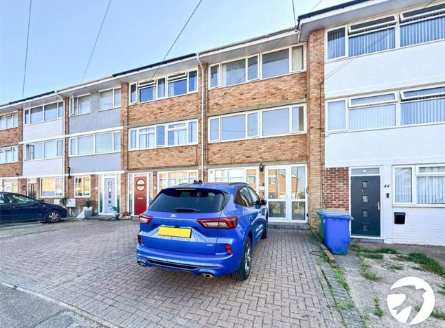 4 bedrooms - 2 small families or 1 large family Main Photo