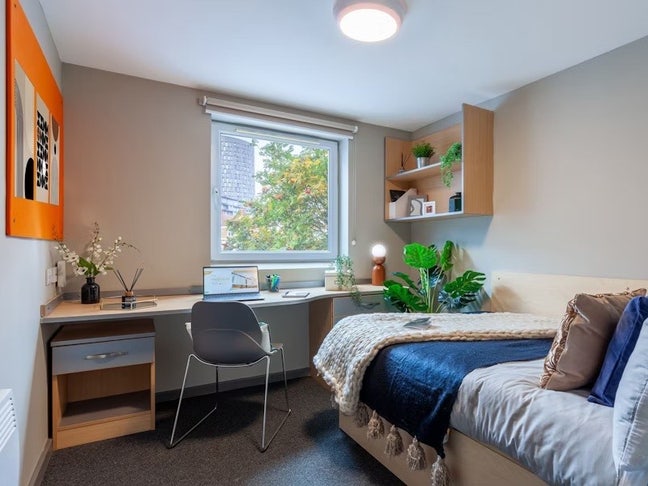 Affordable Student En-suite Room Main Photo