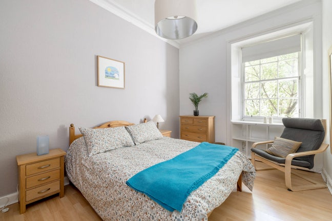 Double room in spacious bright flat  Main Photo