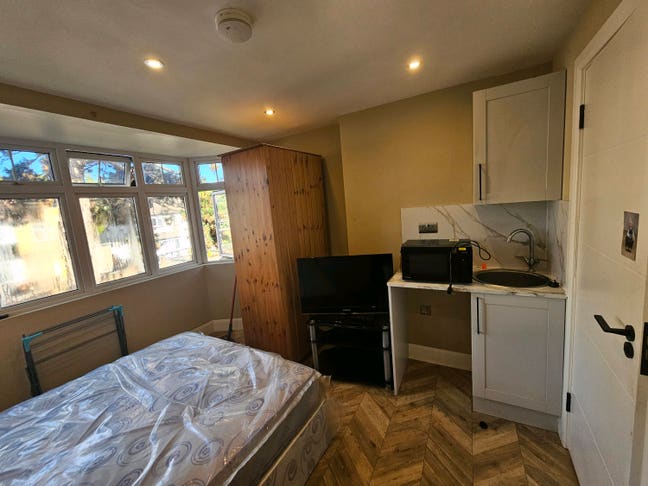 Spacious En-suite studio Universal Credit accepted Main Photo