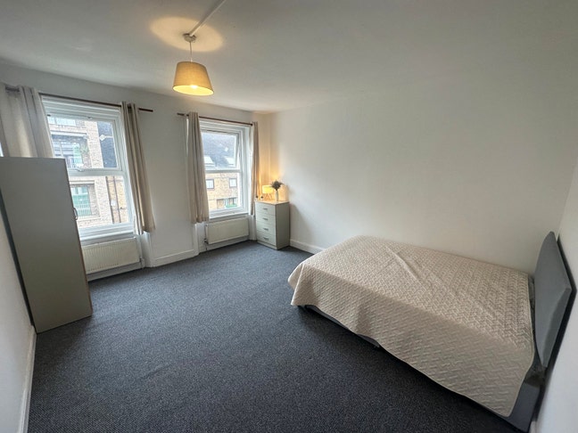 2 spacious rooms in 3 bed - now - couples welcome Main Photo
