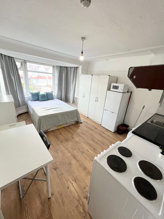 Fantastic Studio Walking Distance Neasden Station  Main Photo