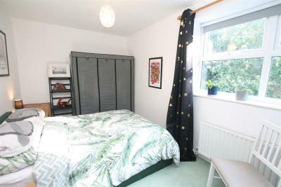 Double room in delightful two bedroom flat  Main Photo