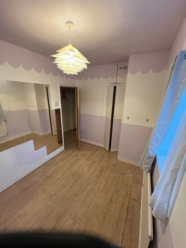 Modest mature old school Main Photo