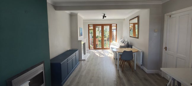 Double Bedroom in bright house with a garden  Main Photo
