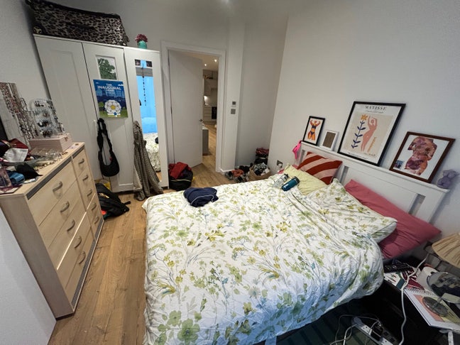 Light room in spacious flat in Hackney  Main Photo