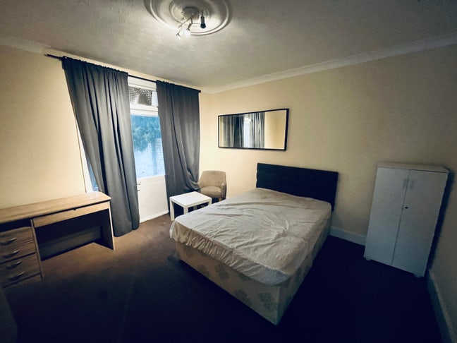 5 bed 2 bath in Southall Main Photo