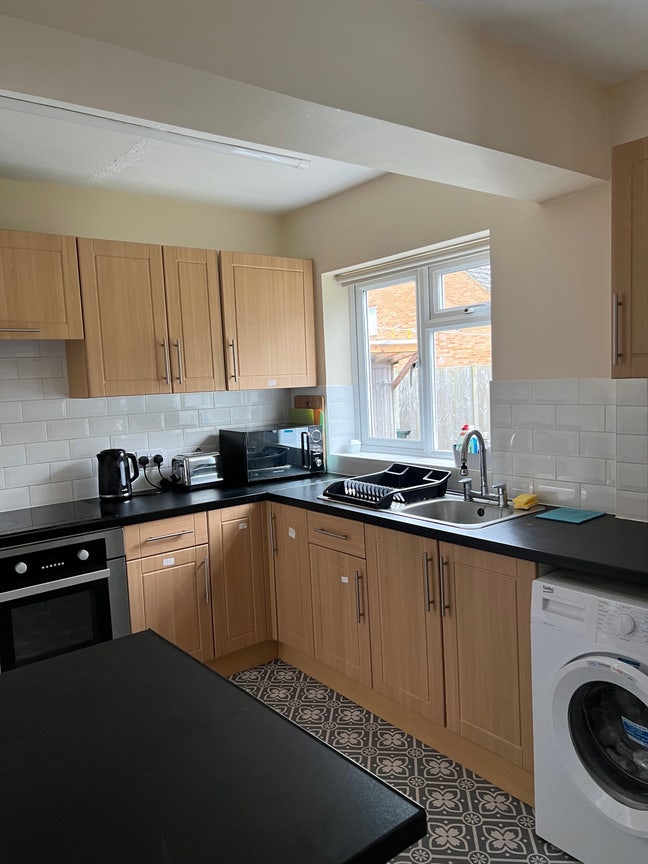 Bedrooms next to Earley Station Main Photo