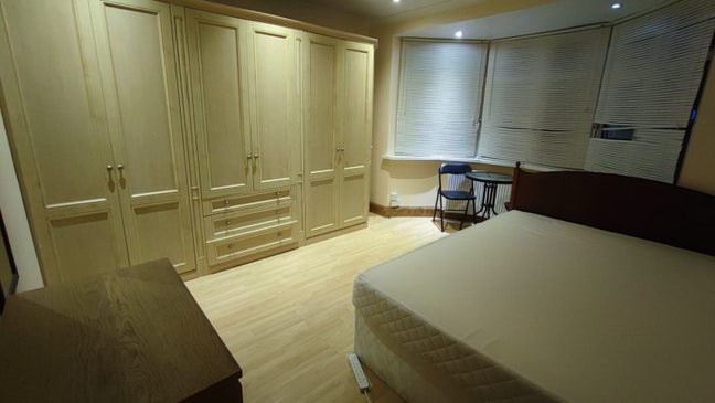 Spacious 2 bedroom flat, superb location, parking  Main Photo