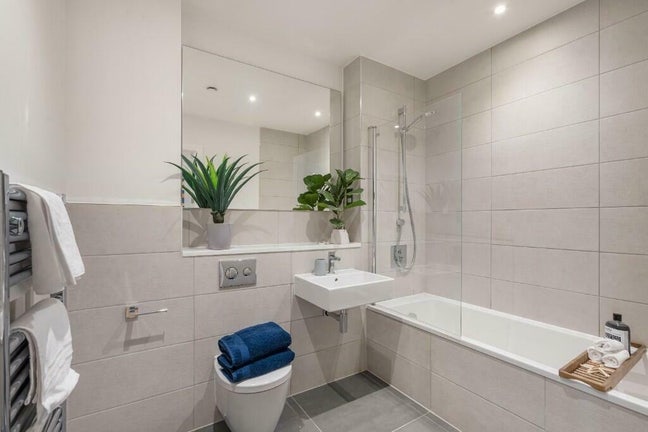 Double room Available! 2 minutes to train station  Main Photo