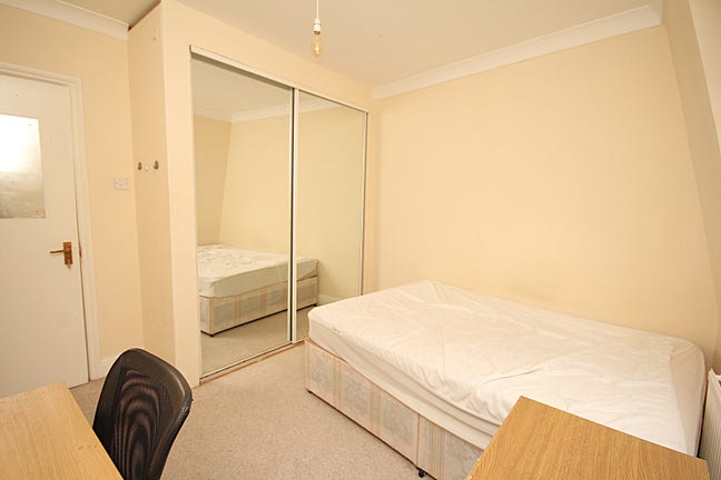 4 Bed 2 Bath Mews House Next to Kilburn  Station Main Photo