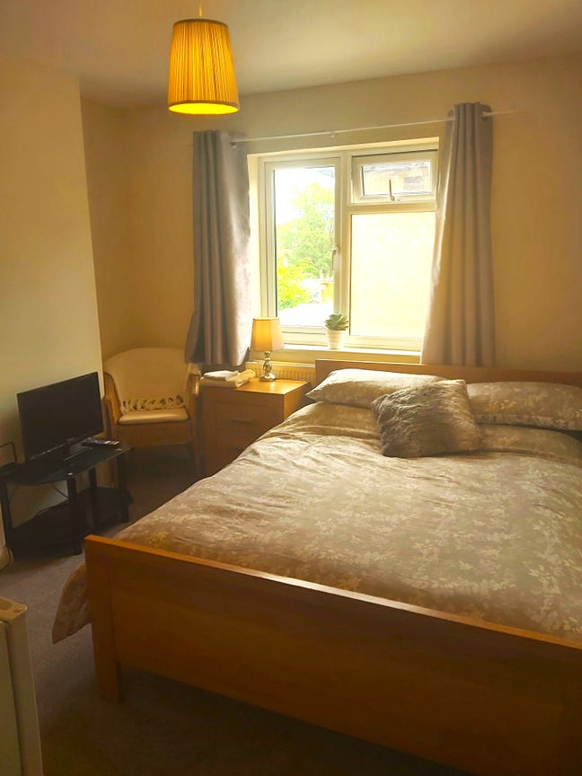 Double fully furnished room in comfortable house Main Photo