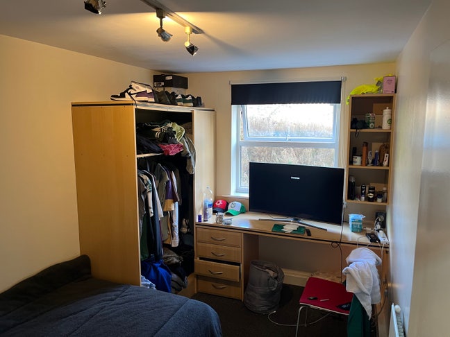 Room 2 available in a 3-bed house share. Main Photo
